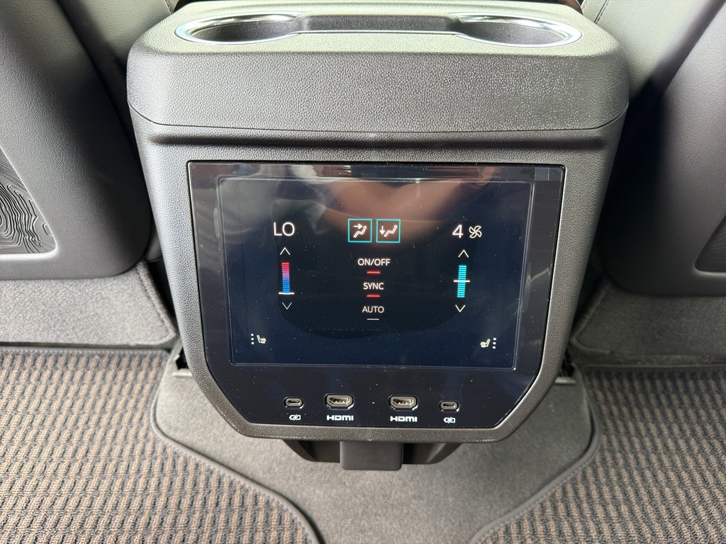 2026 GMC Yukon Denali Ultimate - Photo 28